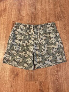 Patagonia Men’s Size 33 Wavefarer Stand-Up Shorts Lightweight Nylon Camo